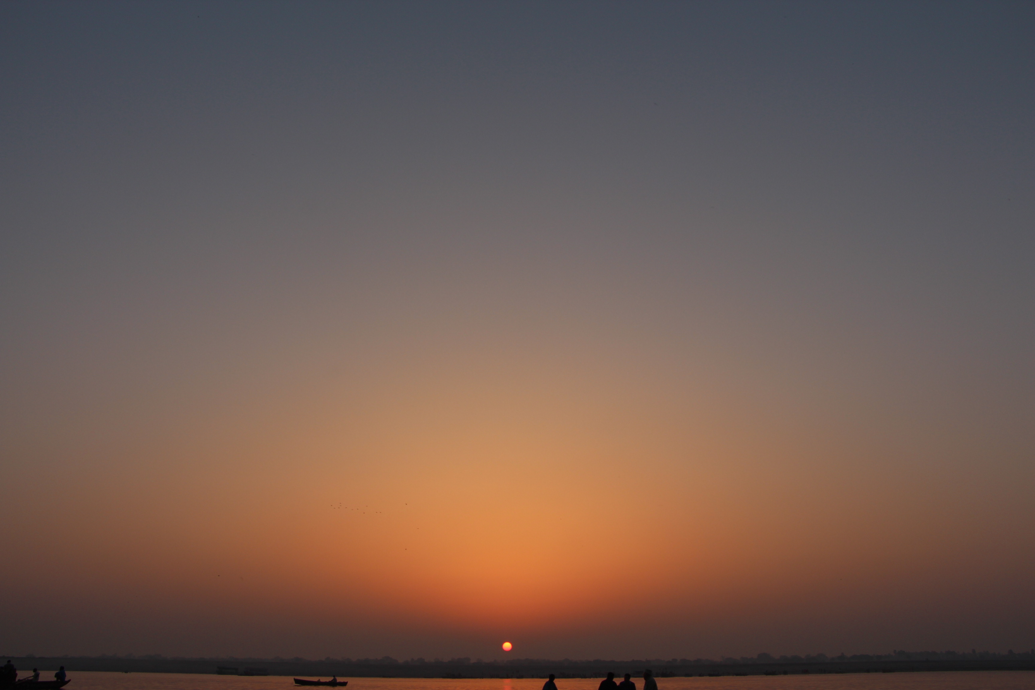 ガンガーの反対岸に見える朝陽は、インド随一の絶景だ。