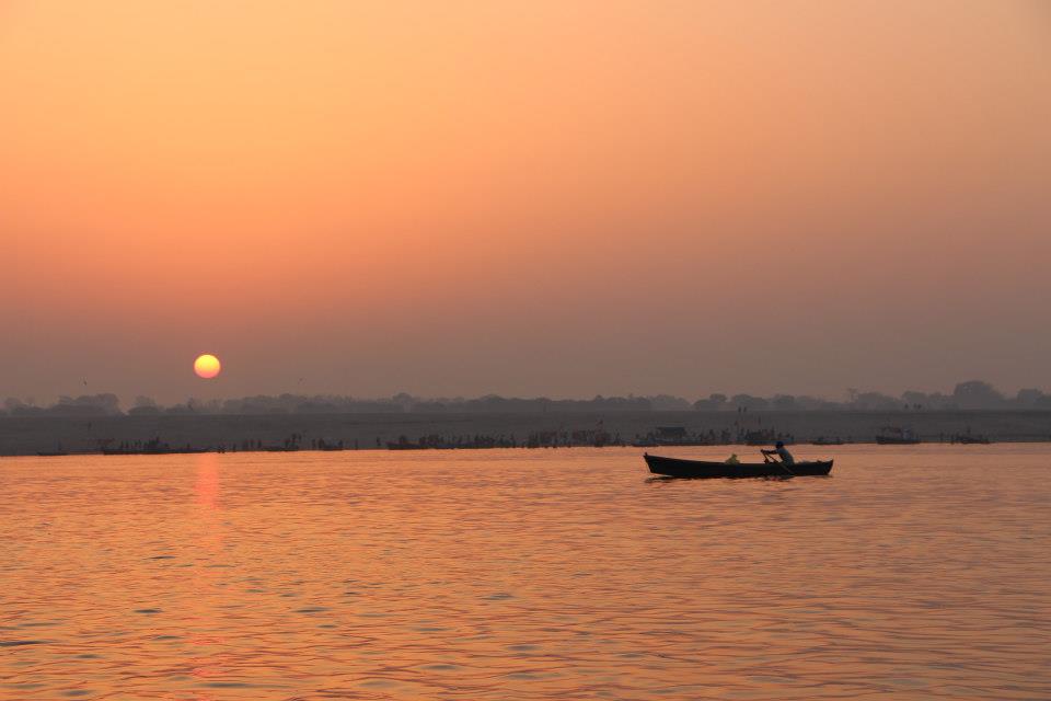 ガンジス川の朝日。バラナシにて。